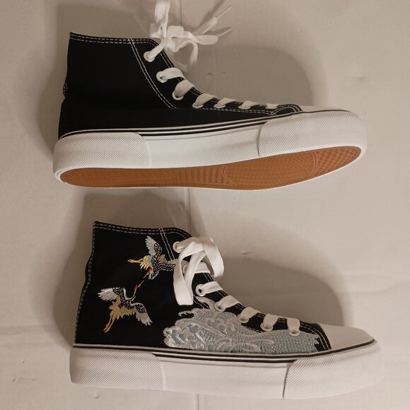 Black Embroidered Crane Bird Nature Scene High Top Sneakers Women’s Size 7 NWT - Picture 5 of 15